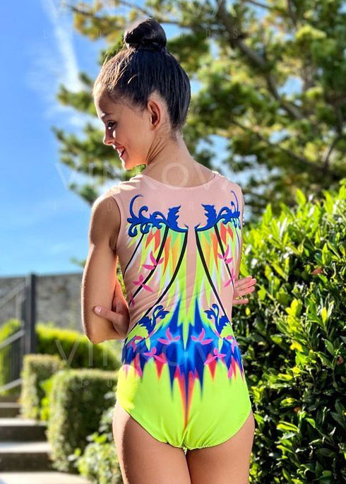 Maillot de gimnasia rítmica sin mangas en verde flúor y amarillo con motivos tropical brasileña.