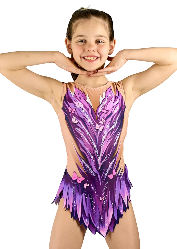 Maillot de gimnasia rítmica violeta con diseño de mariposas y falda de picos para competición profesional.