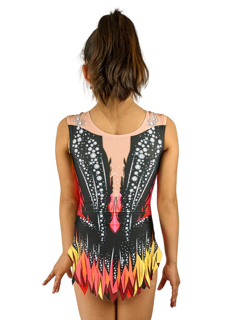 Maillot de gimnasia rítmica sin mangas con diseño de llamas en rojo y amarillo sobre base negra elástica.