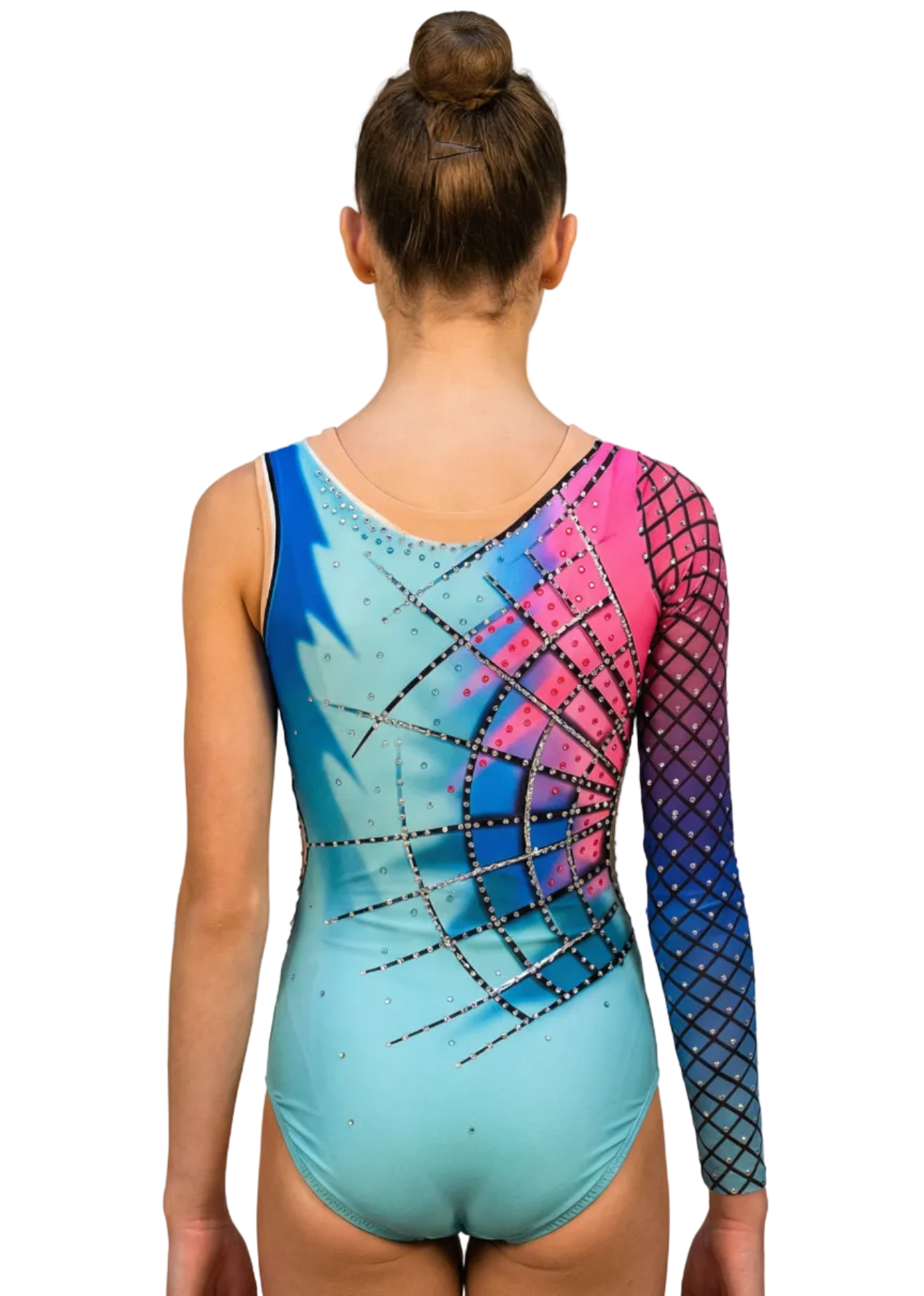 Justaucorps rythmique turquoise avec dégradés rose-bleu, strass et manche longue géométrique créant un style moderne et vibrant.
Justaucorps de gymnastique en turquoise avec design asymétrique rose-bleu, résille géométrique et strass pour une finition dynamique et actuelle.
Dos d'un justaucorps rythmique turquoise avec dégradés rose-bleu, résille géométrique et strass dans un style contemporain et accrocheur.