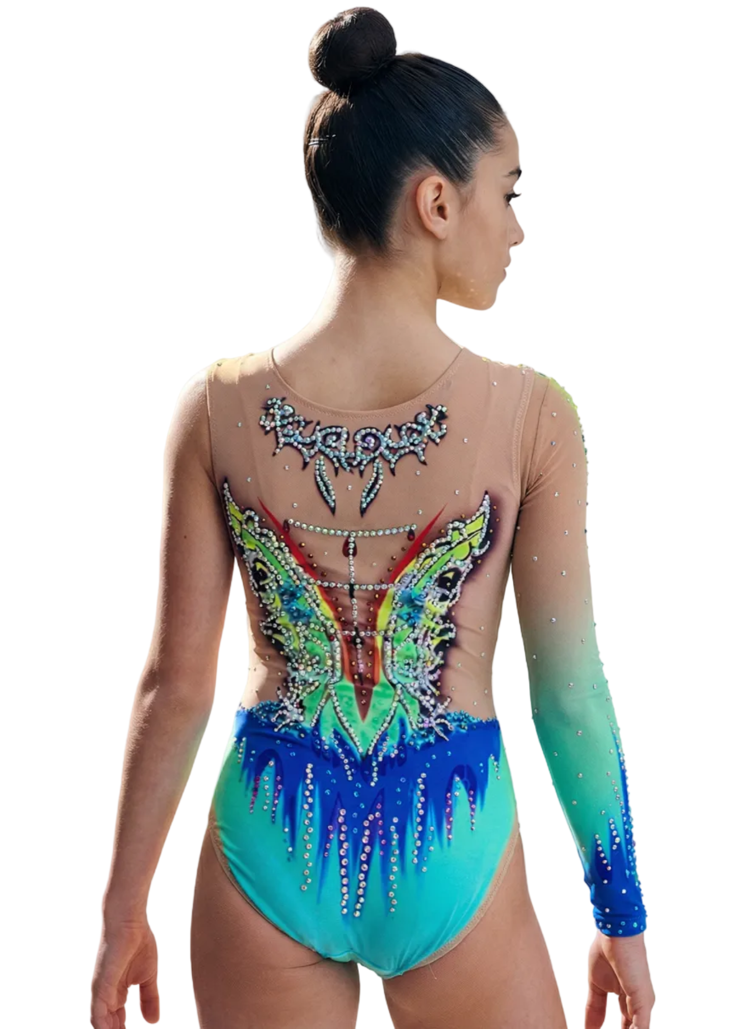 Justaucorps de gymnastique rythmique vert, bleu et rouge avec strass abondants, transparences couleur chair et une manche longue de style fantaisie.
Justaucorps rythmique multicolore avec détails rouges et verts, strass brillants, transparences couleur chair et une manche longue en dégradé au design ornemental.
Dos d'un justaucorps rythmique vert et bleu avec strass dispersés, transparences couleur chair et motifs symétriques de style fantaisie.