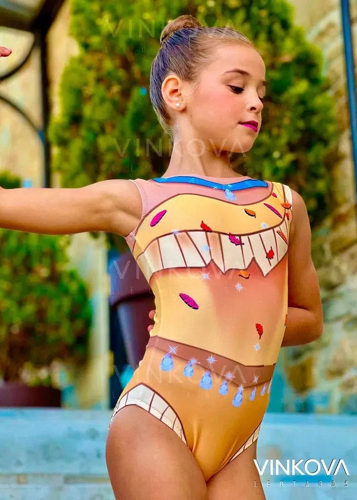 Maillot de gimnasia rítmica inspirado en Pocahontas con flecos impresos, plumas y collar turquesa.