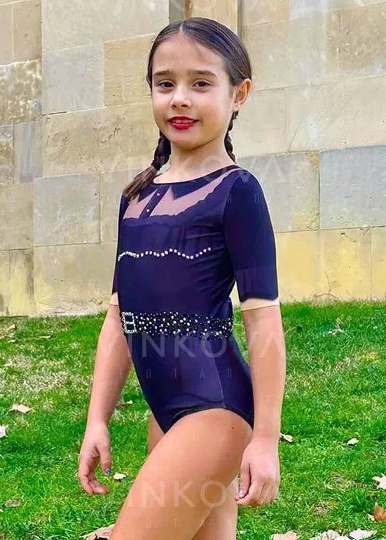 Maillot de gimnasia rítmica de Wednesday con diseño de vestido negro, cuello camisero y cinturón de strass.
