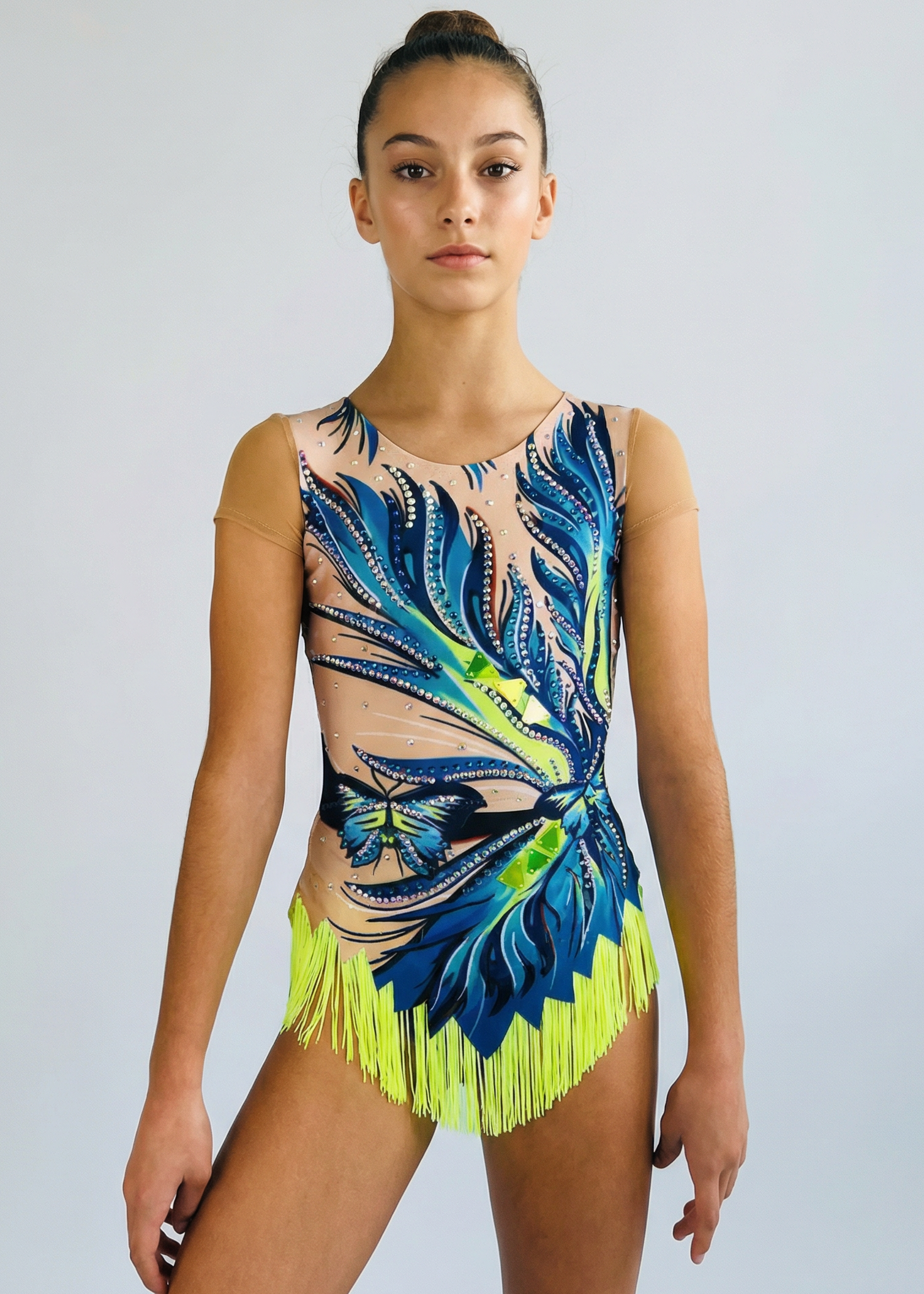 Maillot de gimnasia rítmica en tonos azules y verdes con degradados, pedrería, mariposas y flecos amarillos creando un estilo vibrante.
Maillot de gimnasia rítmica color claro con azules intensos, detalles verdes, pedrería brillante, transparencias simuladas y flecos amarillos de estilo dinámico.
Maillot de gimnasia rítmica visto por la espalda con base clara, pedrería sutil y motivos azules y verdes que forman un diseño fluido.