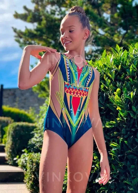 Maillot de gimnasia rítmica de diseño tribal con motivos étnicos, plumas y estampado de leopardo para prácticas.