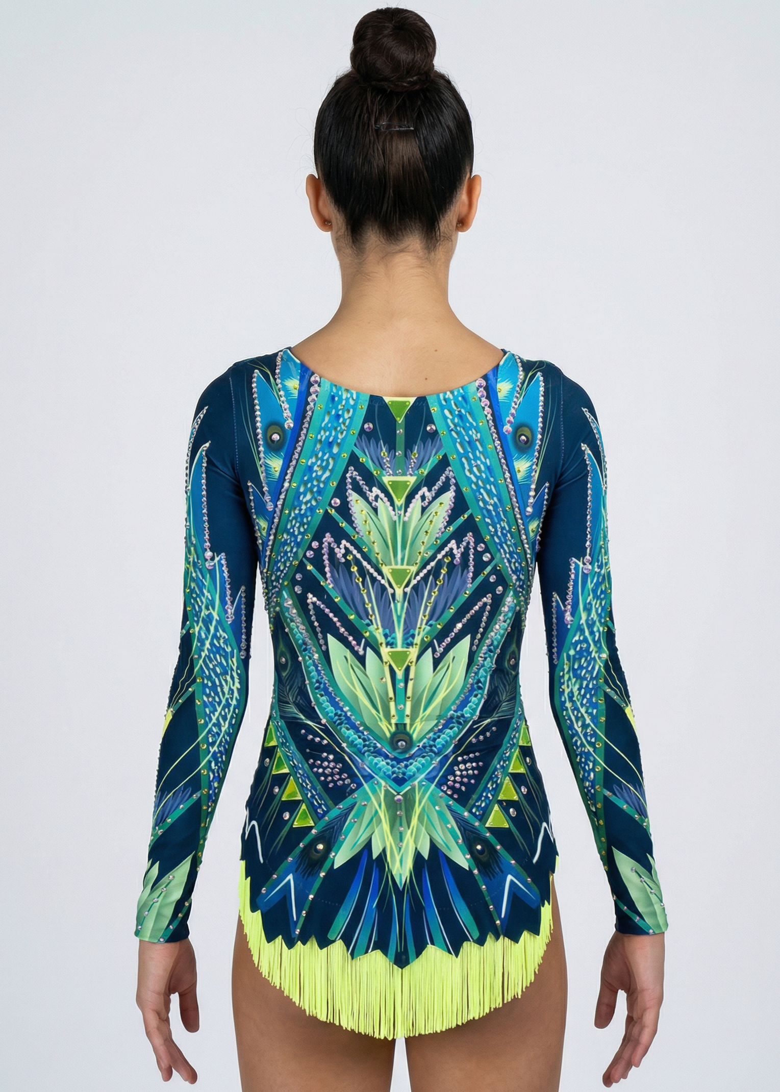 Maillot de gimnasia rítmica en verdes y azules con mangas largas, pedrería abundante y flecos amarillos creando un estilo geométrico vibrante.
Maillot de gimnasia rítmica en tonos verde lima y azul, con pedrería, simetrías marcadas y flecos amarillos aportando un acabado dinámico.
Maillot de gimnasia rítmica visto por la espalda en verdes y azules, con pedrería, mangas largas y diseño geométrico fluido con flecos amarillos.