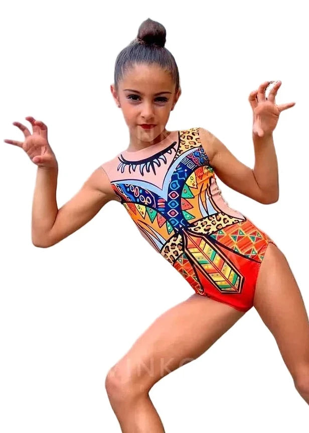 Maillot de gimnasia rítmica de diseño tribal con motivos étnicos, plumas y estampado de leopardo.