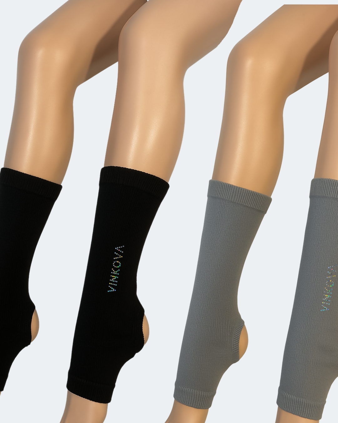 Guêtres courtes GRS Vinkova noires et grises portées sur les jambes.