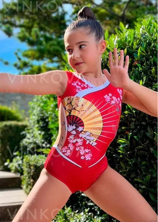 Maillot de gimnasia rítmica rojo con diseño de abanico dorado, flores de cerezo y detalles orientales para entrenamiento.