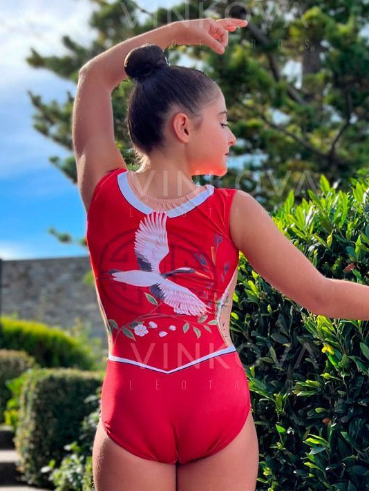 Maillot de gimnasia rítmica sin mangas en color rojo vibrante con estampado artístico de temática asiática y flores de sakura.