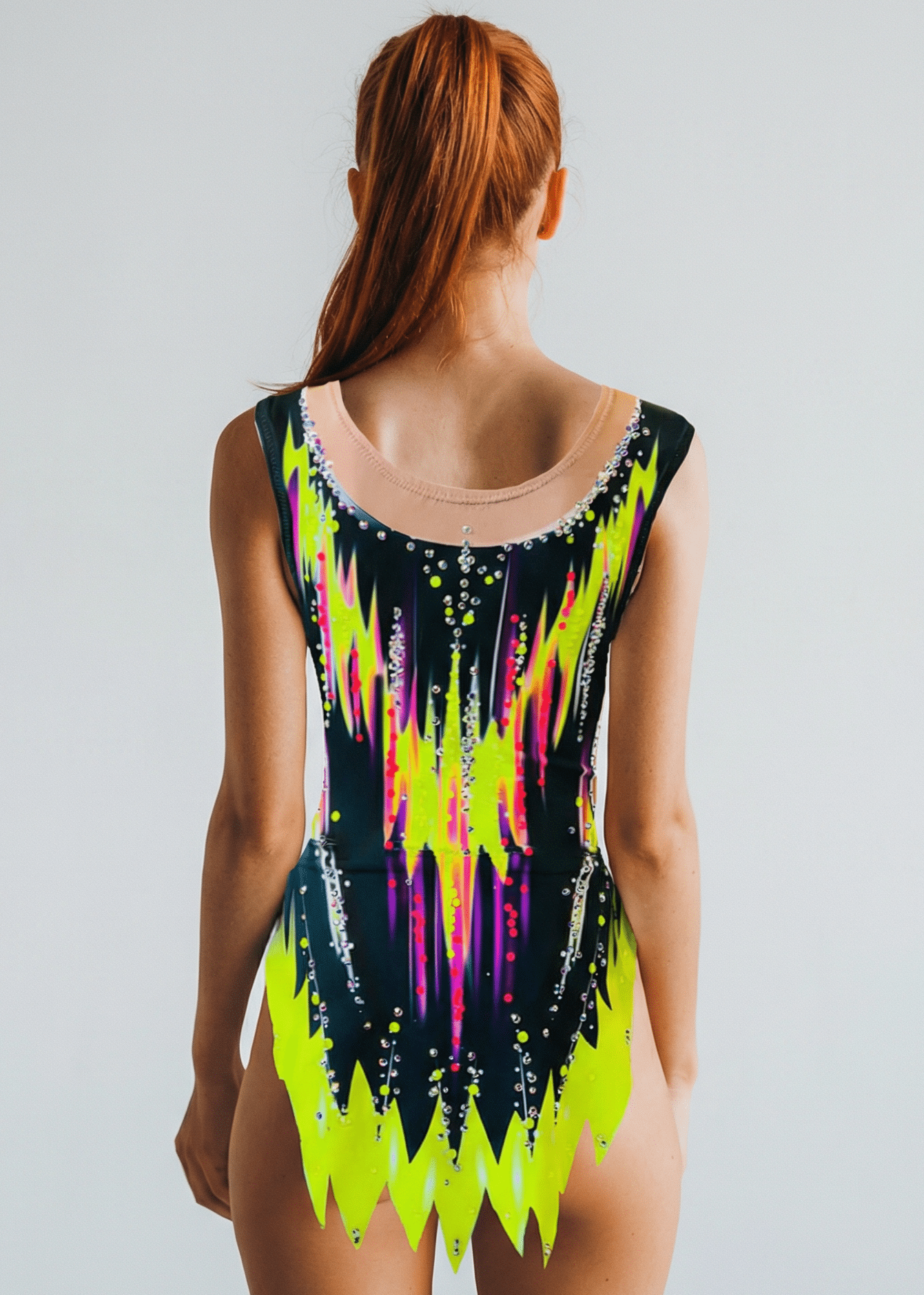 Maillot de gimnasia rítmica negro con amarillo neón y fucsia, pedrería brillante y diseño posterior afilado de líneas verticales vibrantes.
Maillot rítmico oscuro con detalles neón, pedrería abundante, transparencias superiores y patrón posterior simétrico de formas ascendentes.
Maillot de gimnasia rítmica negro y amarillo neón con pedrería fina, degradados intensos y estilo posterior dinámico de trazos luminosos.