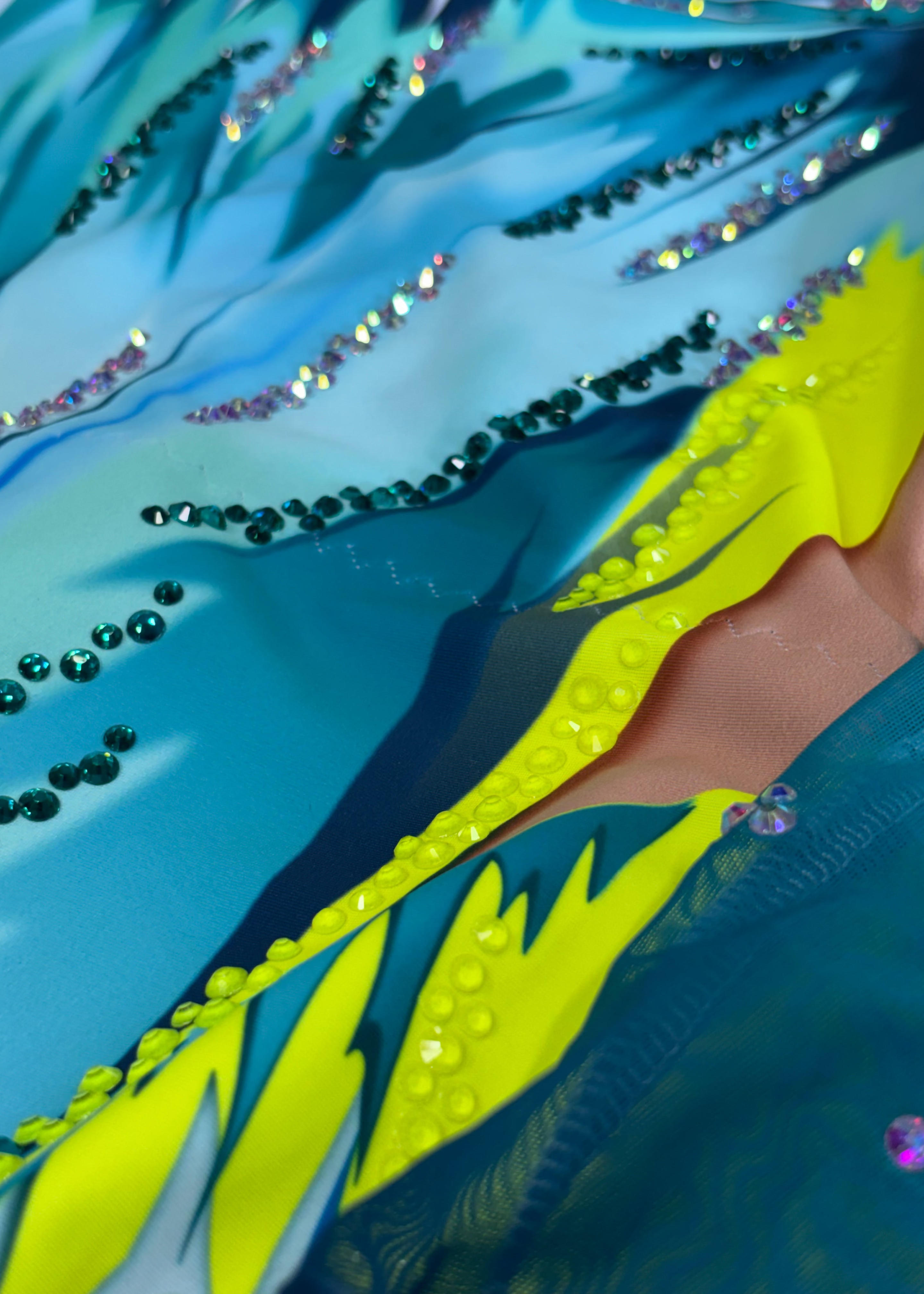 Justaucorps élastique de gymnastique rythmique avec design en pointes turquoise et cristaux brillants.