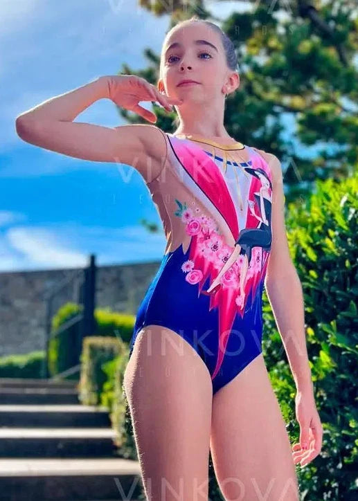 Maillot de gimnasia rítmica inspirado en Francia con diseño de silueta parisina, flores rosas y Torre Eiffel.