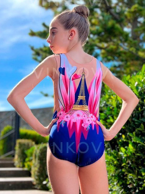 Maillot de gimnasia rítmica sin mangas en azul real y fucsia con detalles de collar dorado para entrenamiento.