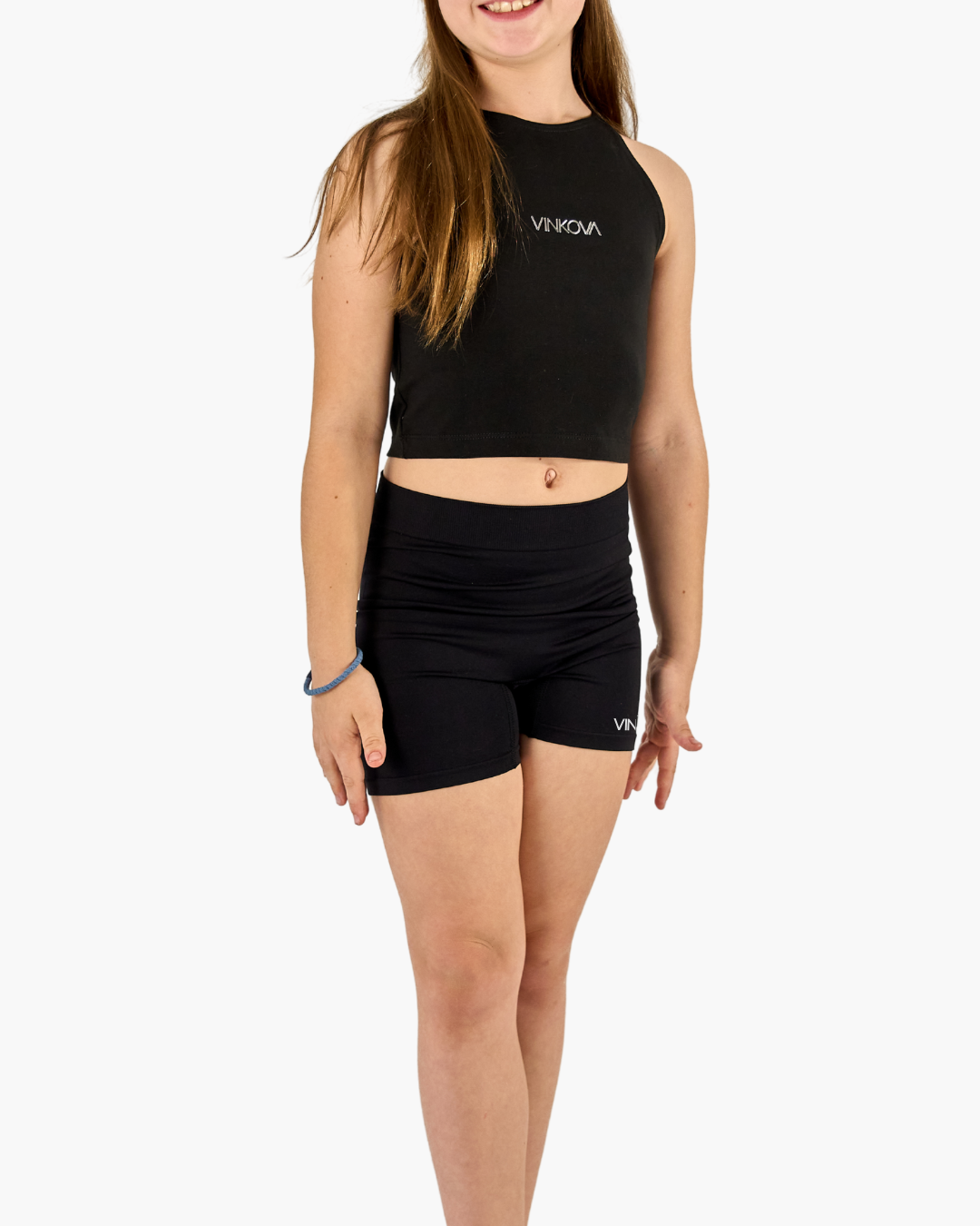 Gymnaste en haut dos-nu noir Vinkova et short noir, vue de face en pied.