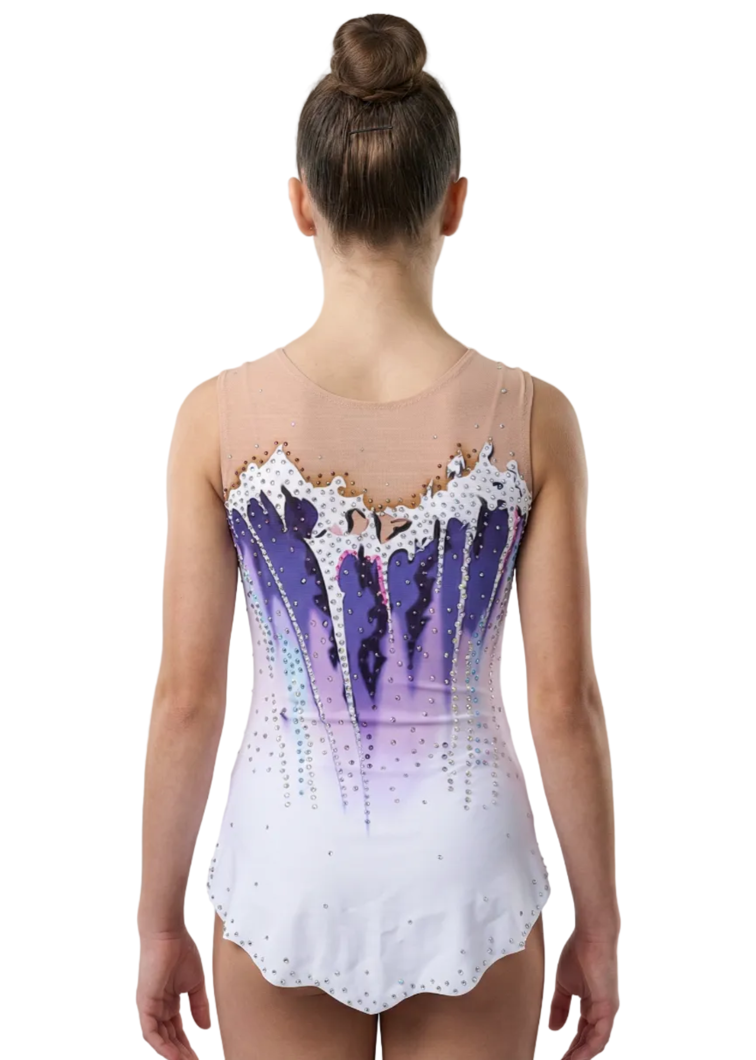 Justaucorps de gymnastique rythmique en blanc et violet avec dégradés, strass abondants et bords ondulés créant un style élégant.
Justaucorps de gymnastique rythmique de couleur claire avec violets intenses, détails blancs, strass brillants et dégradé fluide apportant une finition délicate.
Dos d'un justaucorps de gymnastique rythmique en blanc et violet avec strass, dégradés doux et bords ondulés de style raffiné.
