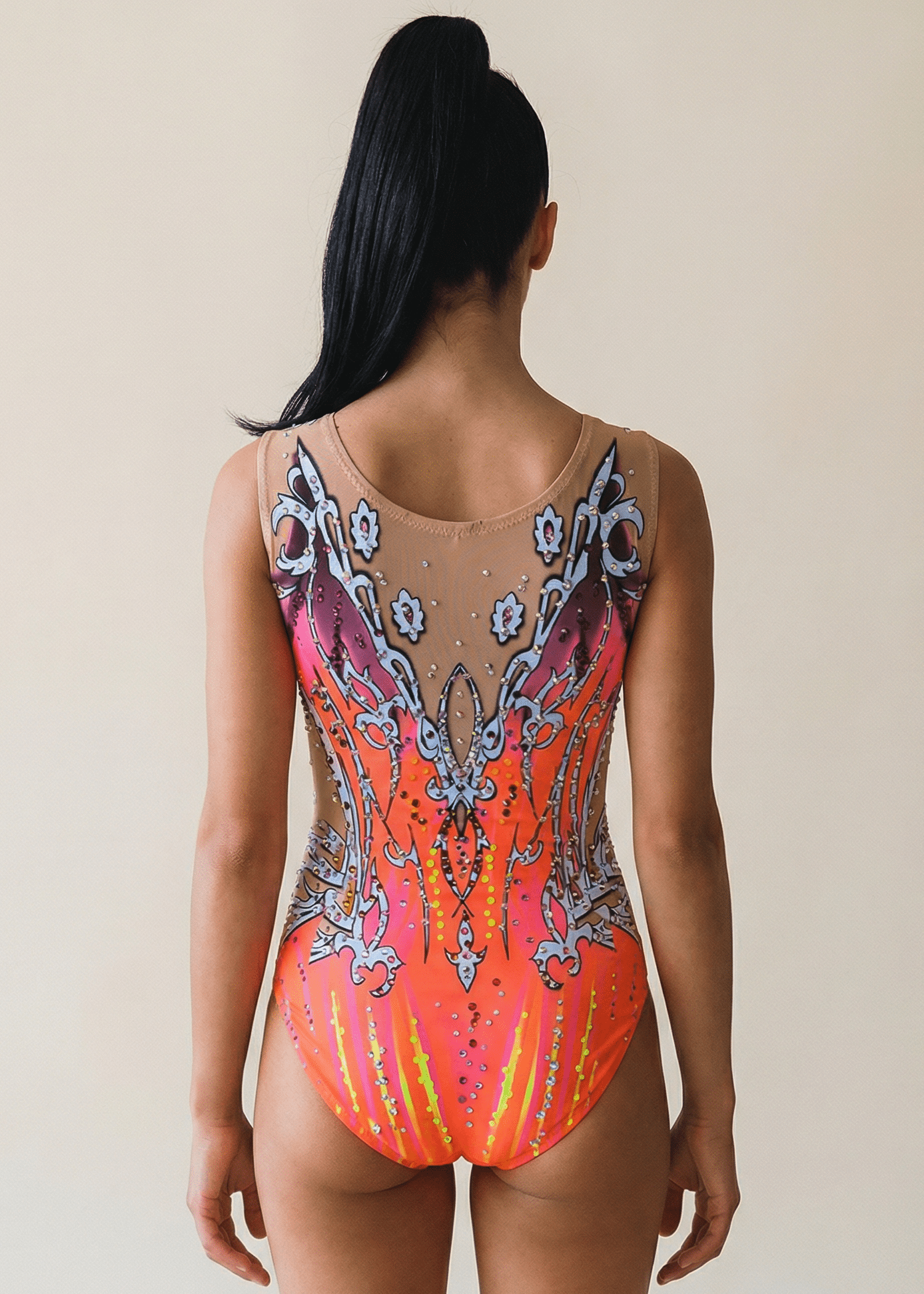 Espalda de maillot rítmico rosa y naranja neón con transparencias tono piel, pedrería brillante y ornamentos simétricos en estilo elegante.
Espalda de maillot de gimnasia rítmica en rosa y naranja neón con pedrería dispersa, transparencias tono piel y diseño ornamental detallado.
Espalda de maillot rítmico rosa y naranja neón con motivos decorativos, pedrería abundante y acabado vibrante.