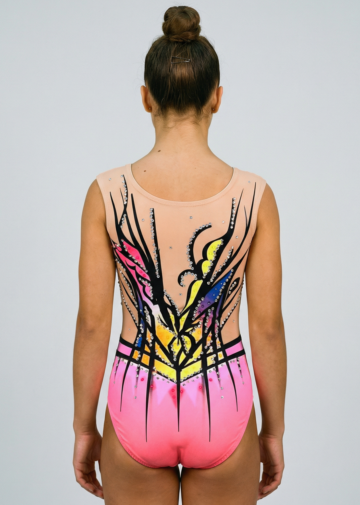 Maillot de gimnasia rítmica en rosa, morado y amarillo con pedrería y motivos florales negros creando un estilo vibrante.
Maillot de gimnasia rítmica color claro con rosas intensos, morados, amarillos, pedrería brillante y diseño floral de aspecto dinámico.
Maillot de gimnasia rítmica visto por la espalda en base clara con rosas, amarillos y morados, pedrería y líneas negras estilizadas.