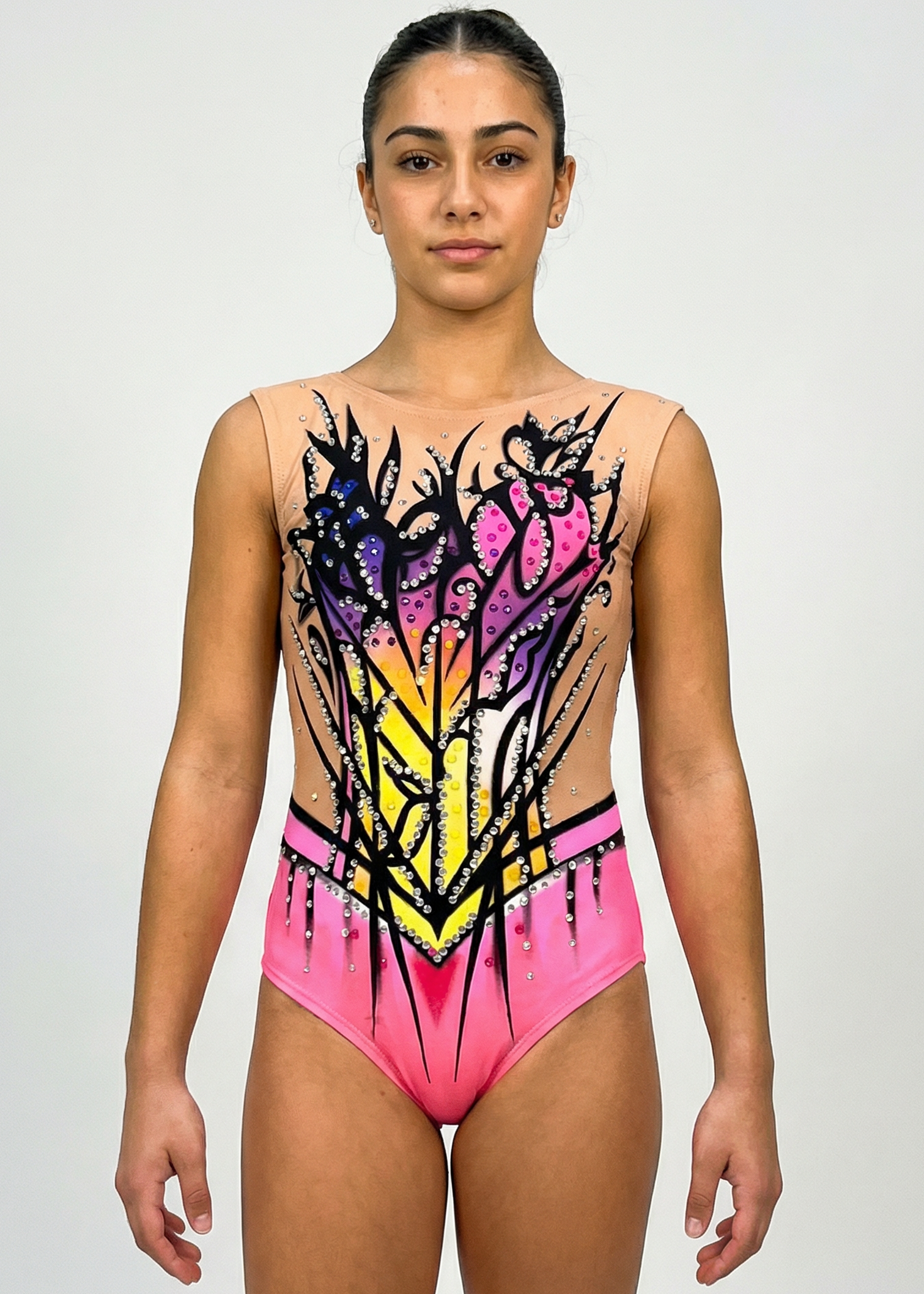 Maillot de gimnasia rítmica en rosa, morado y amarillo con pedrería y motivos florales negros creando un estilo vibrante.
Maillot de gimnasia rítmica color claro con rosas intensos, morados, amarillos, pedrería brillante y diseño floral de aspecto dinámico.
Maillot de gimnasia rítmica visto por la espalda en base clara con rosas, amarillos y morados, pedrería y líneas negras estilizadas.
