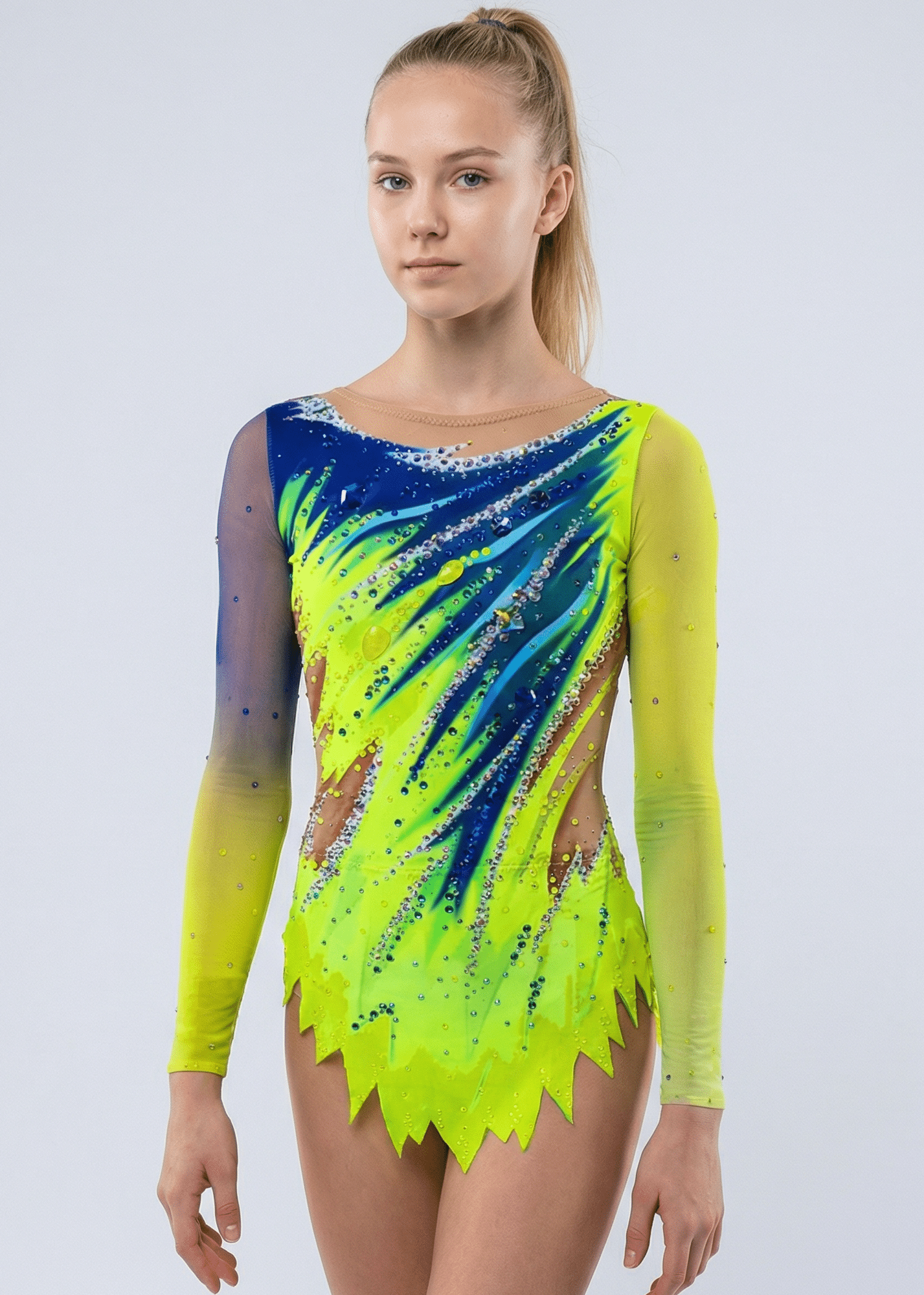 Maillot de gimnasia rítmica en amarillo y azul, mangas largas semitransparentes, pedrería abundante y diseño frontal ondulado con degradados brillantes.
Maillot rítmico amarillo lima y azul intenso, transparencias laterales, pedrería dispersa y estilo frontal dinámico de trazos curvos.
Maillot de gimnasia rítmica amarillo y azul con pedrería, mangas largas y continuidad posterior presumible de líneas onduladas vibrantes.