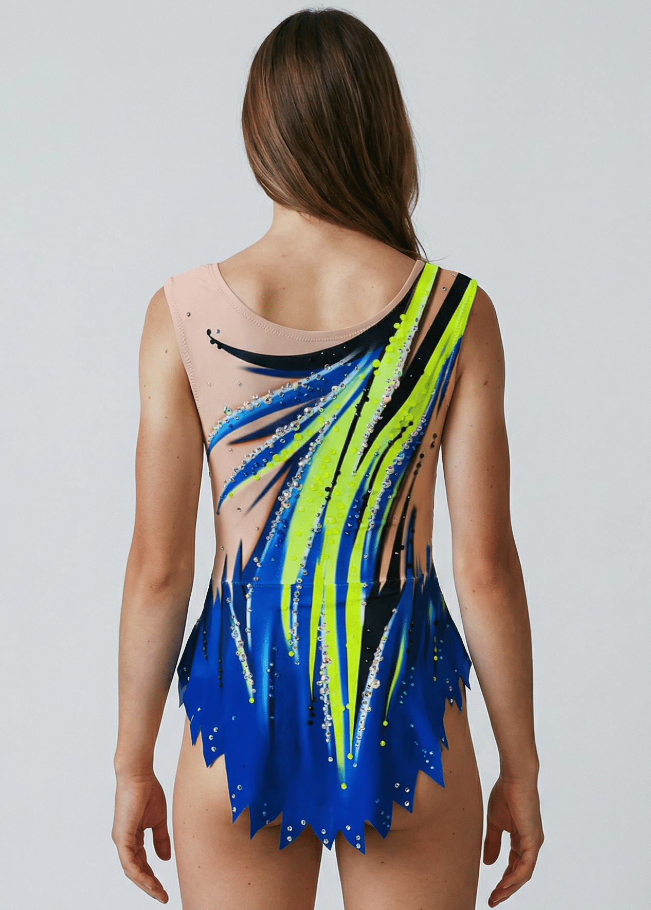Maillot de gimnasia rítmica azul y amarillo neón con transparencias, pedrería fina y diseño posterior fluido de líneas ascendentes vibrantes.
Maillot rítmico en azul intenso y amarillo neón con detalles transparentes, pedrería brillante y patrón posterior dinámico de trazos curvos energéticos.
Maillot de gimnasia rítmica azul profundo y amarillo neón con pedrería dispersa, transparencias laterales y estilo posterior ondulado de gran energía.