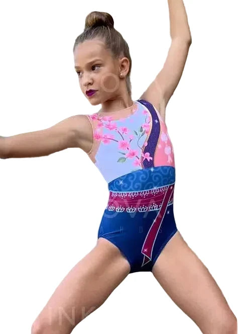 Maillot de gimnasia rítmica inspirado en Mulan con flores de cerezo, nubes orientales y tonos azules.