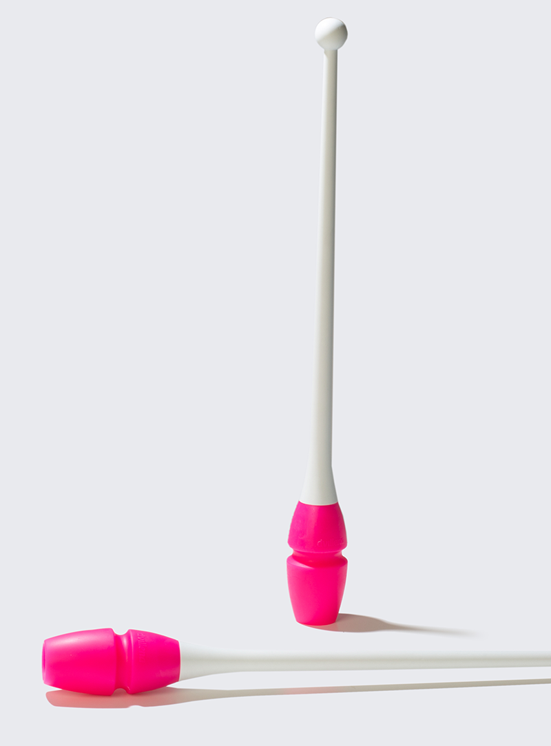 Par de mazas Dvillena & Vinkova engarzables blancas con cabeza rosa, ideales para gimnasia profesional.