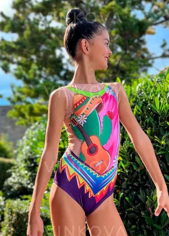Maillot de gimnasia rítmica rosa y morado con ilustración de cactus, guitarra española y sombrero mexicano.