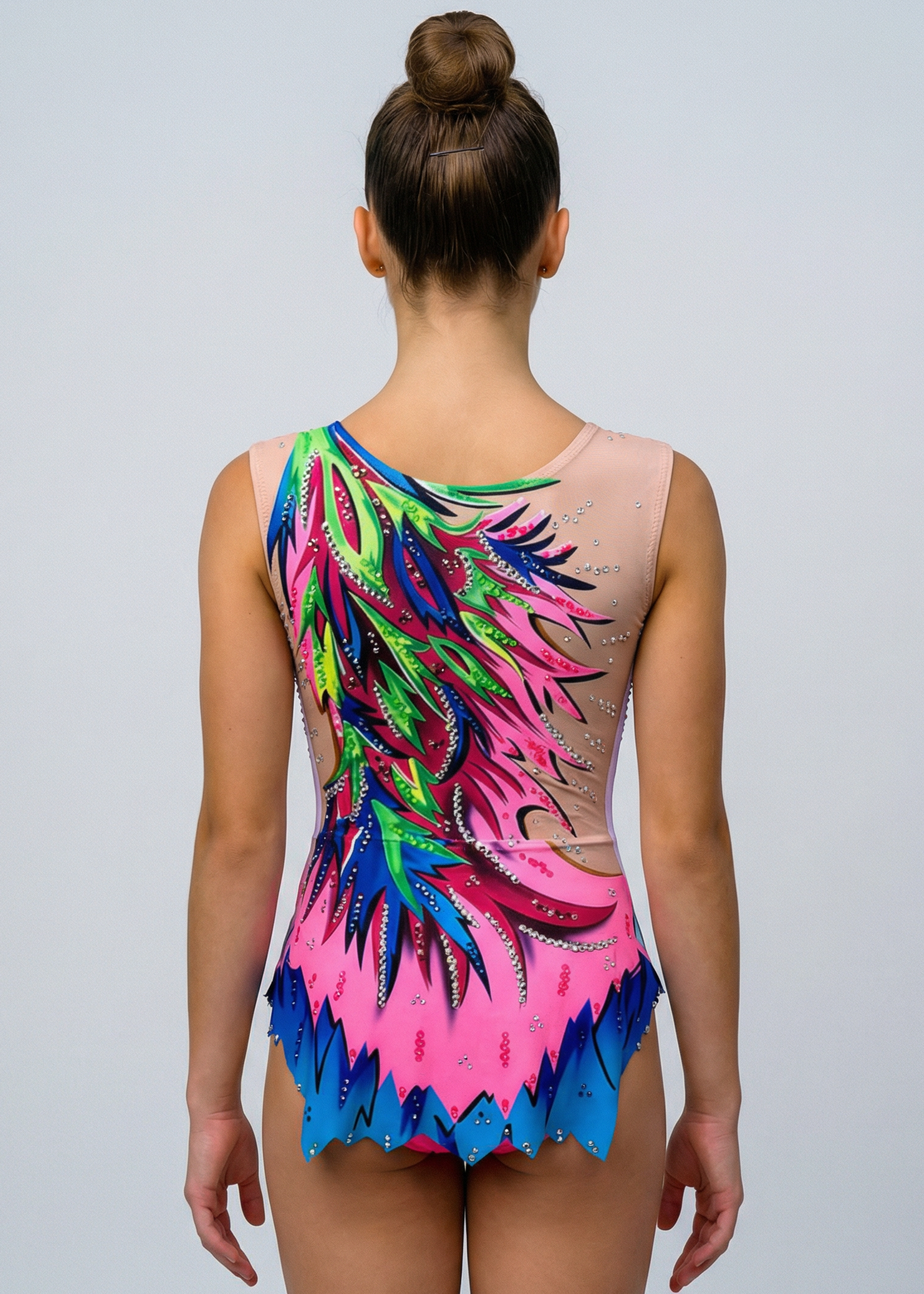 Maillot de gimnasia rítmica en rosa y azul con toques verdes, pedrería abundante y motivos flameados creando un estilo vibrante.
Maillot de gimnasia rítmica color claro con rosas intensos, detalles verdes y azules, pedrería y diseño flameado de aspecto dinámico.
Maillot de gimnasia rítmica visto por la espalda en base clara con rosas, verdes y azules, pedrería dispersa y motivos flameados fluidos.