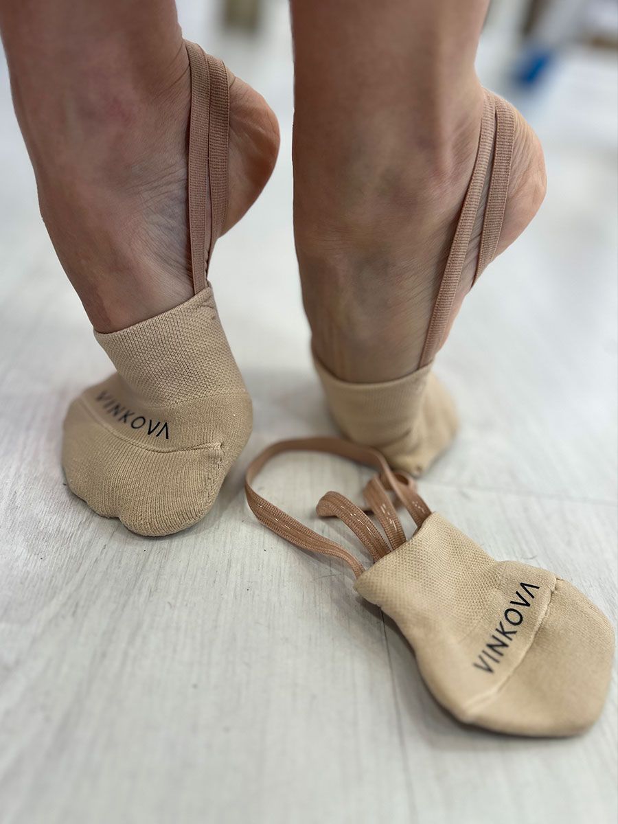 Demi-pointes chaussettes Vinkova by Dvillena couleur chair, portées par une gymnaste.