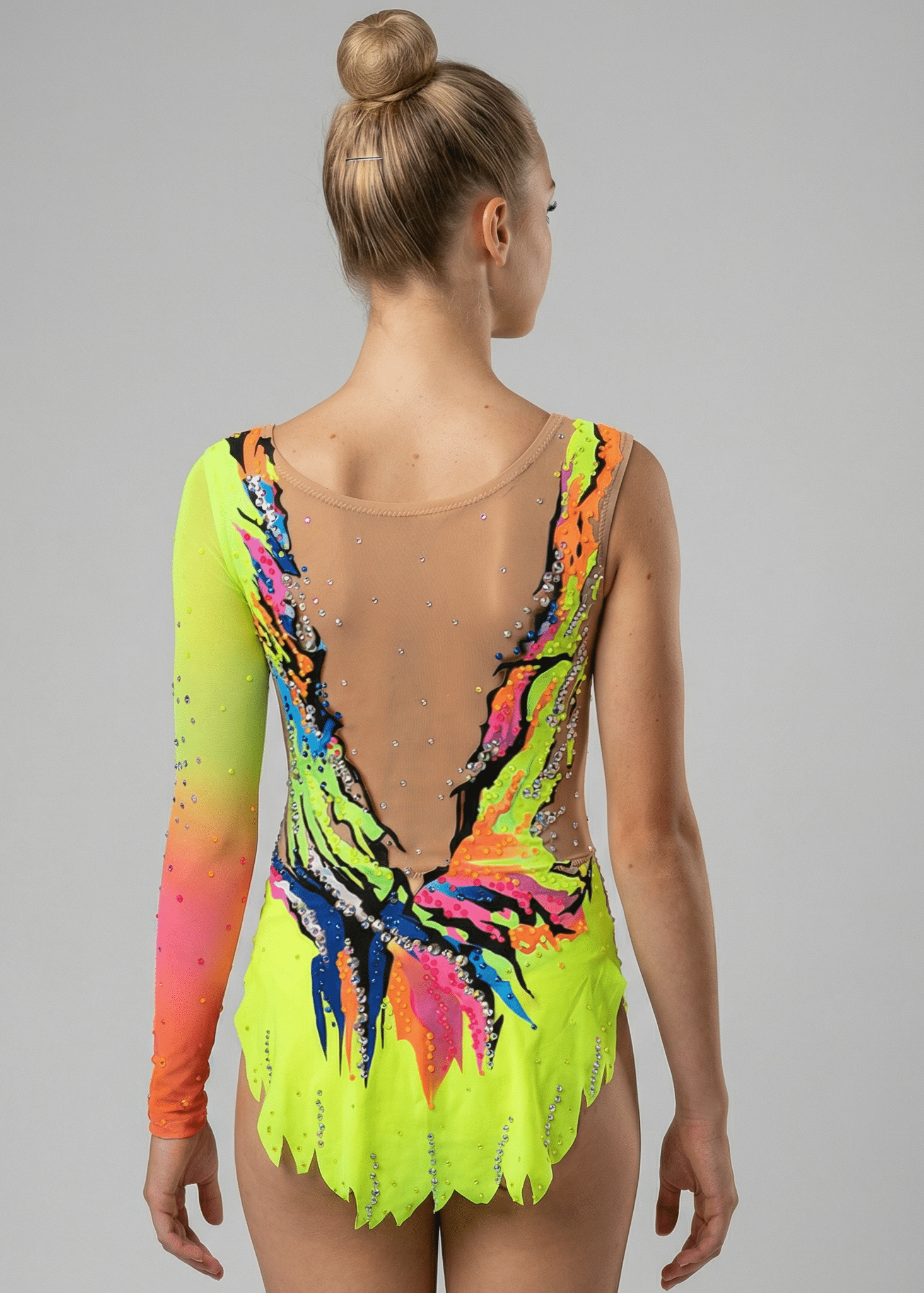 Espalda de maillot rítmico neón multicolor con transparencias tono piel, pedrería brillante y formas onduladas de estilo vibrante.
Espalda de maillot de gimnasia rítmica en tonos neón con pedrería dispersa, transparencias tono piel y diseño fluido asimétrico.
Espalda de maillot rítmico multicolor neón con falda recortada, pedrería abundante y trazos dinámicos de estilo llamativo.