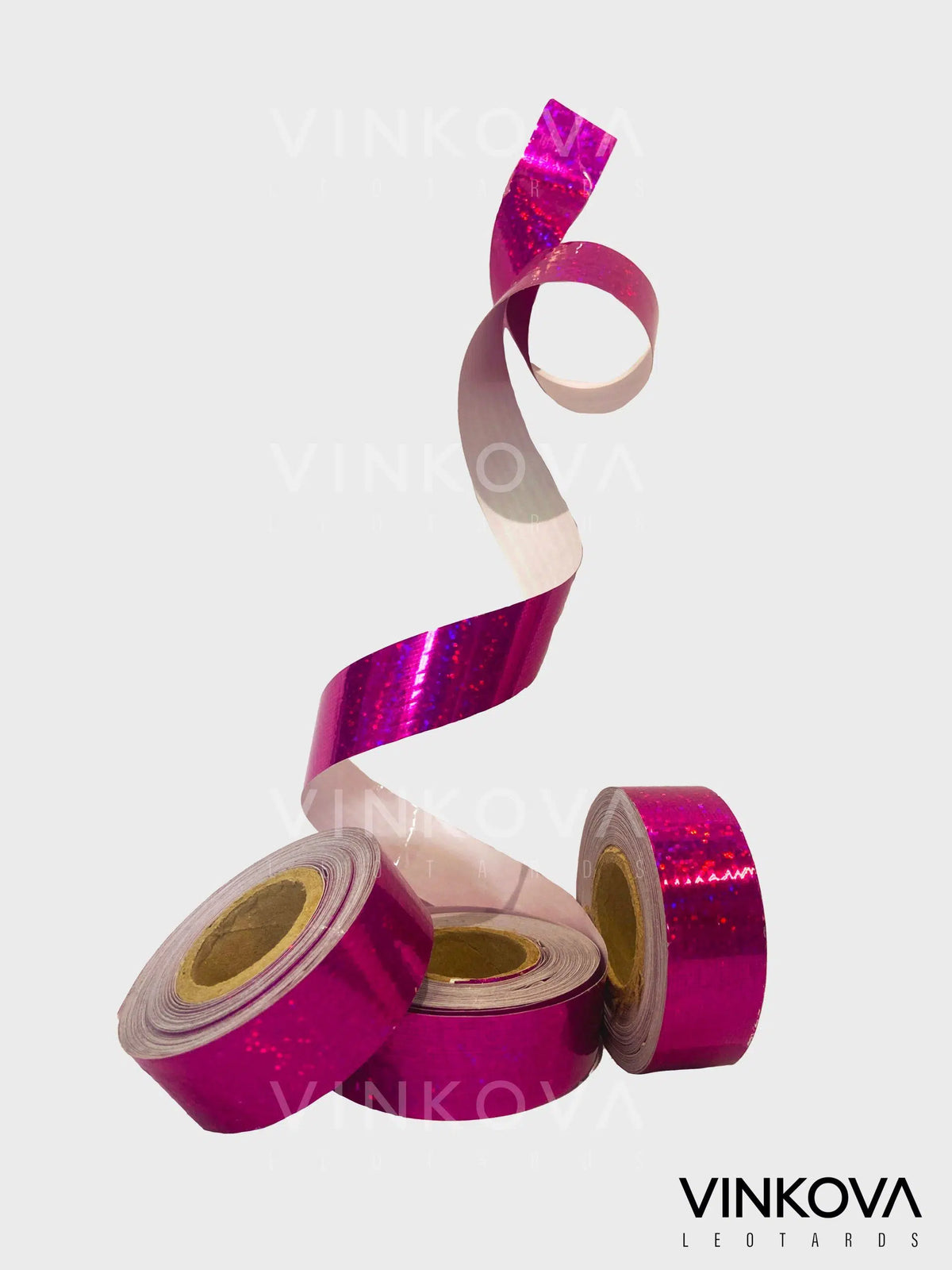 Cinta adhesiva Vinkova para aparatos de gimnasia rítmica, con chispas, fucsia, en rollos y tiras desplegadas.