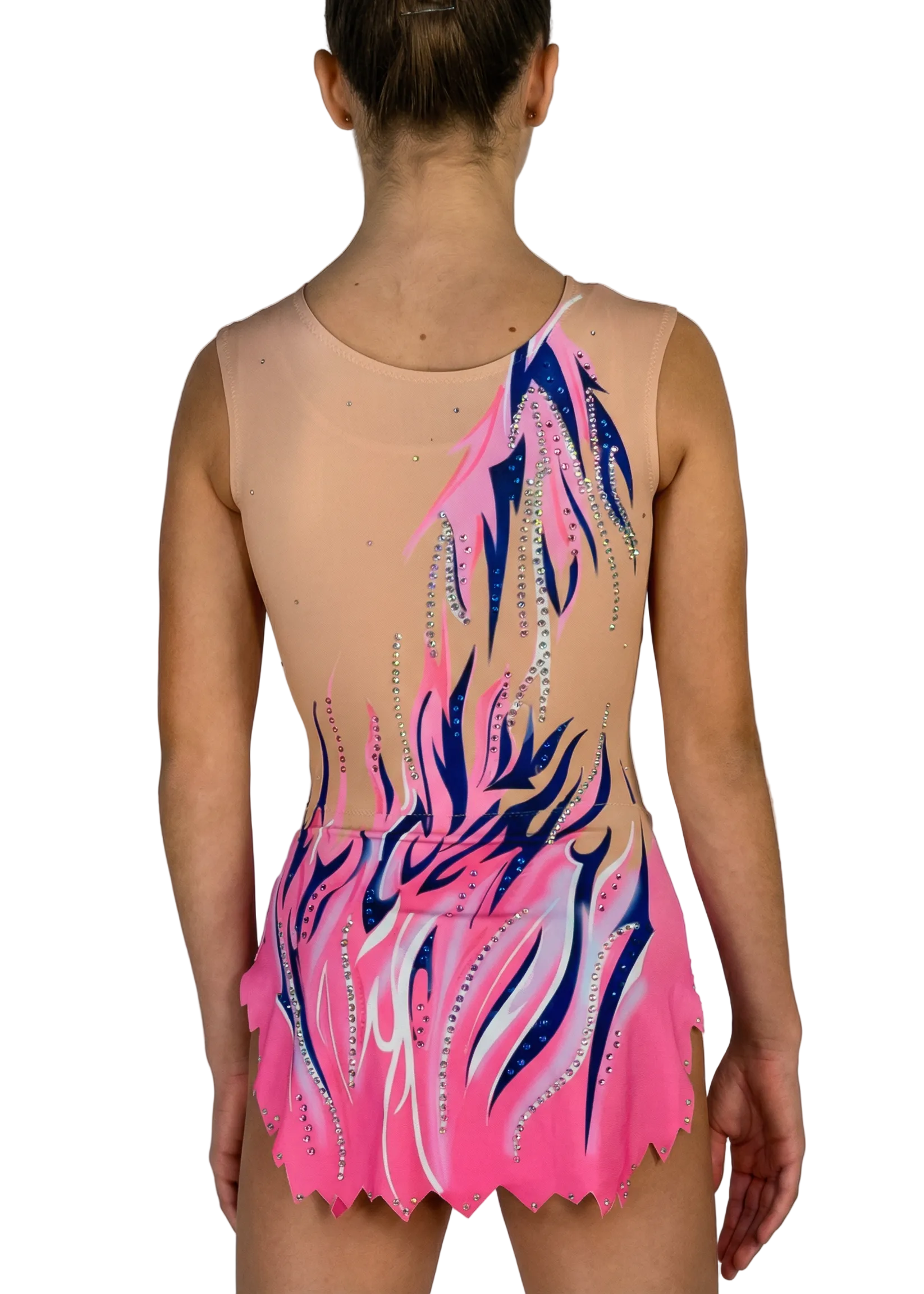 Justaucorps de gymnastique rythmique en rose et bleu avec strass fins, dégradés et motifs flammés créant un style vibrant au dos.
Justaucorps de gymnastique rythmique de couleur claire avec roses intenses, détails bleu marine, strass et design flammé apportant un effet dynamique au dos.
Justaucorps de gymnastique rythmique vu de dos sur base claire avec roses et bleus, strass dispersés et traits flammés d'aspect fluide.