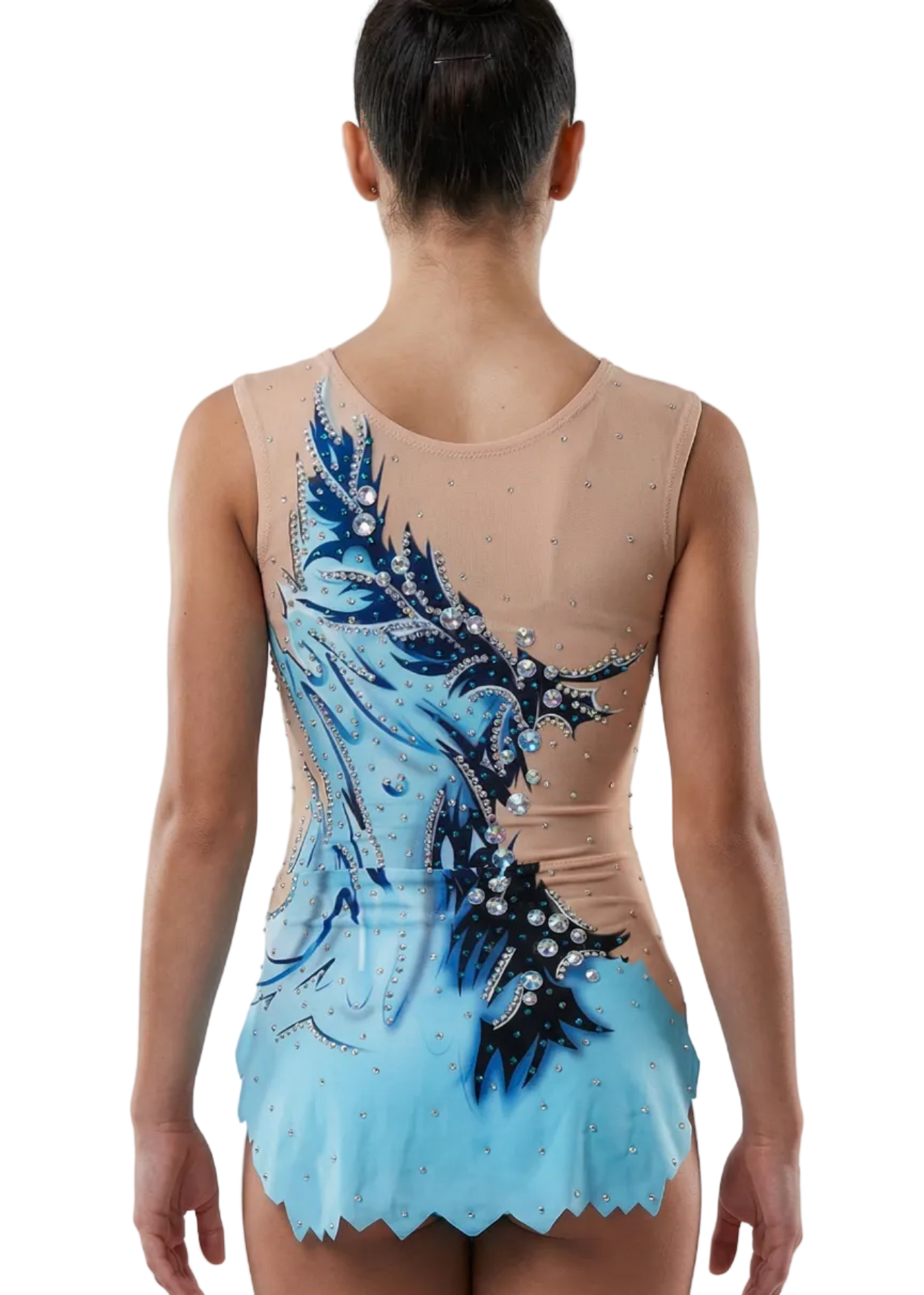 Justaucorps de gymnastique rythmique en bleu et céleste avec strass abondants, dégradés doux et motifs fluides créant un style aquatique.
Justaucorps de gymnastique rythmique de couleur claire avec bleus intenses, détails célestes, strass brillants et design ondulé d'apparence dynamique.
Dos d'un justaucorps de gymnastique rythmique sur base claire avec bleus et célestes, strass et motifs fluides de style aquatique.