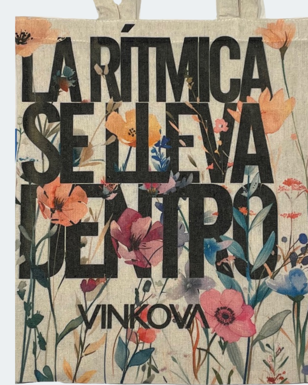 Détail du motif floral et du slogan sur le sac cabas Vinkova.