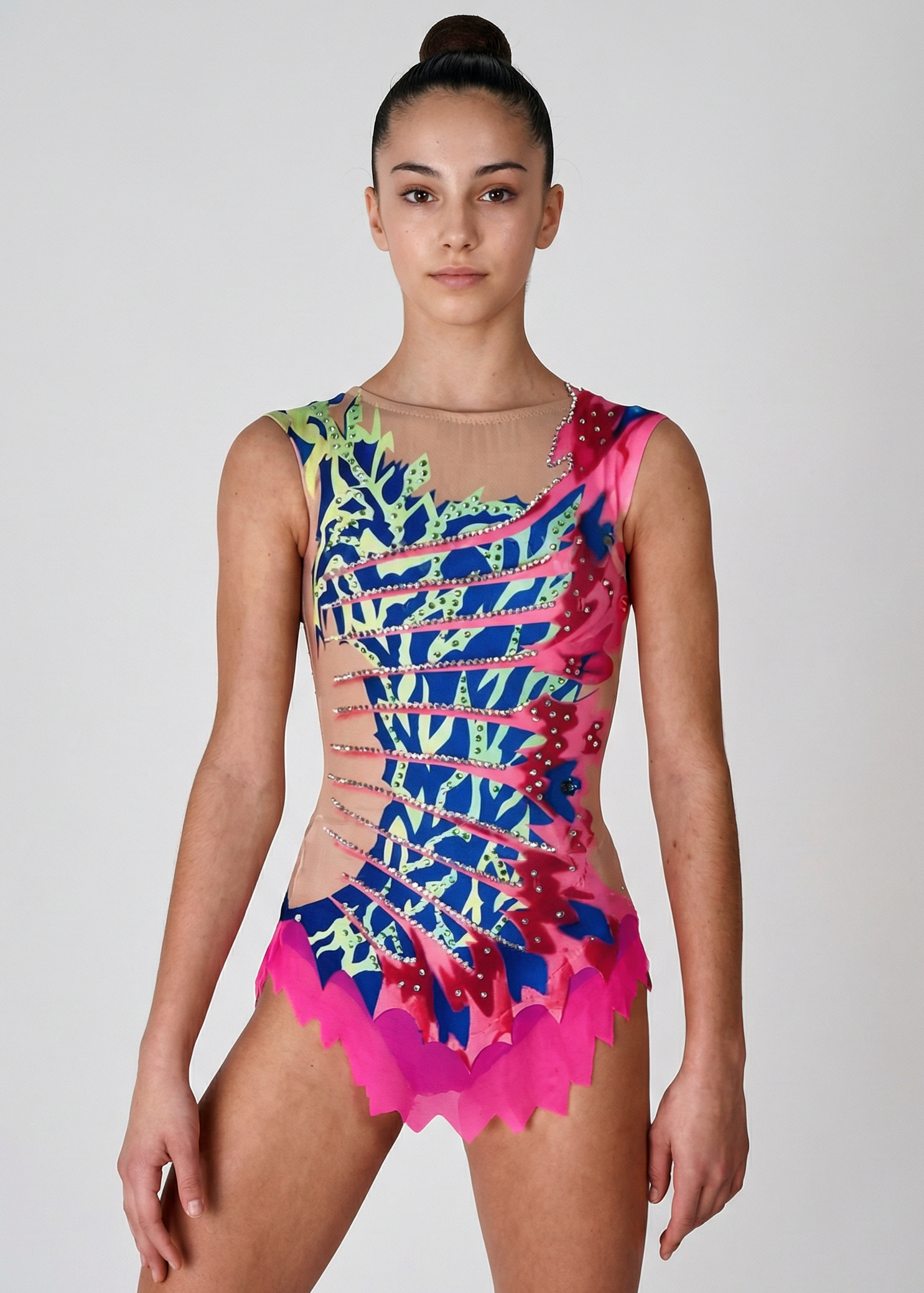 Maillot de gimnasia rítmica en rosa, azul y verde con pedrería, transparencias simuladas laterales y motivos dinámicos creando un estilo vibrante.
Maillot de gimnasia rítmica color claro con rosas intensos, azules y verdes, pedrería brillante y diseño asimétrico de apariencia energética.
Maillot de gimnasia rítmica visto por la espalda en base clara con rosas, azules y verdes, pedrería y motivos fluidos de estilo dinámico.