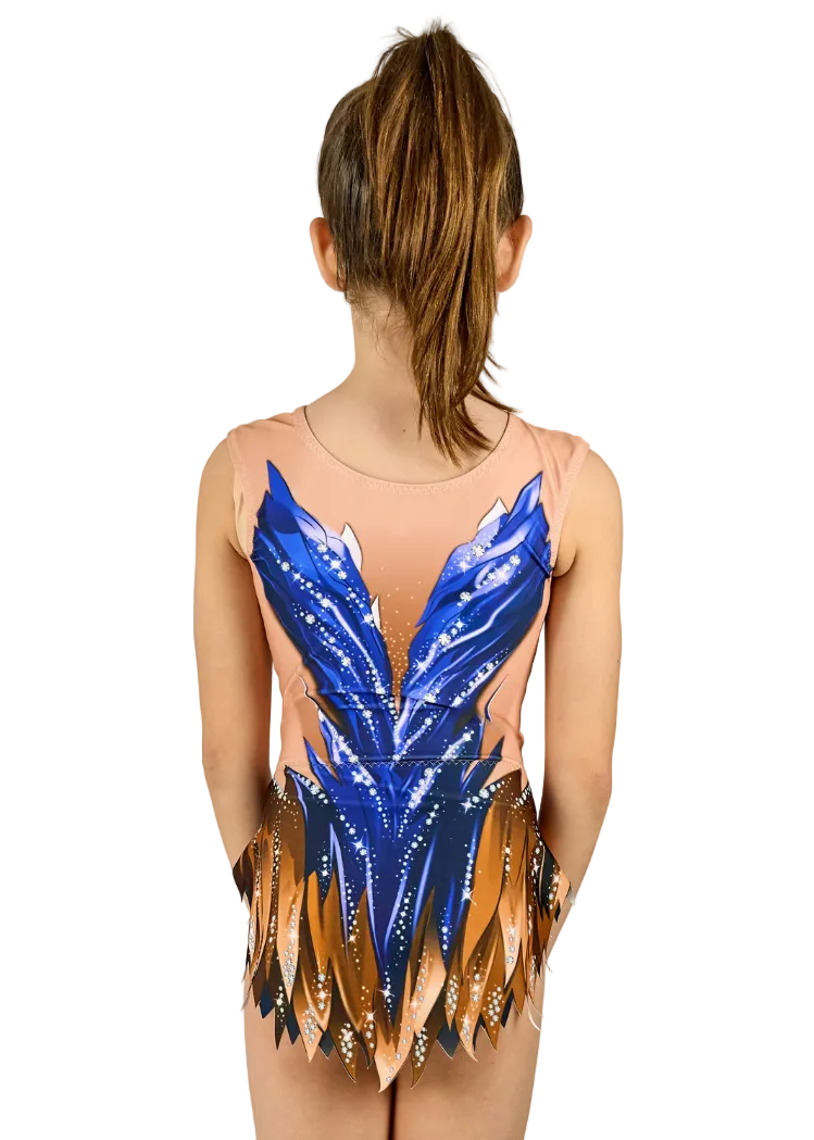 Maillot de gimnasia rítmica sin mangas con diseño de plumas en azul vibrante y base color carne elástica.