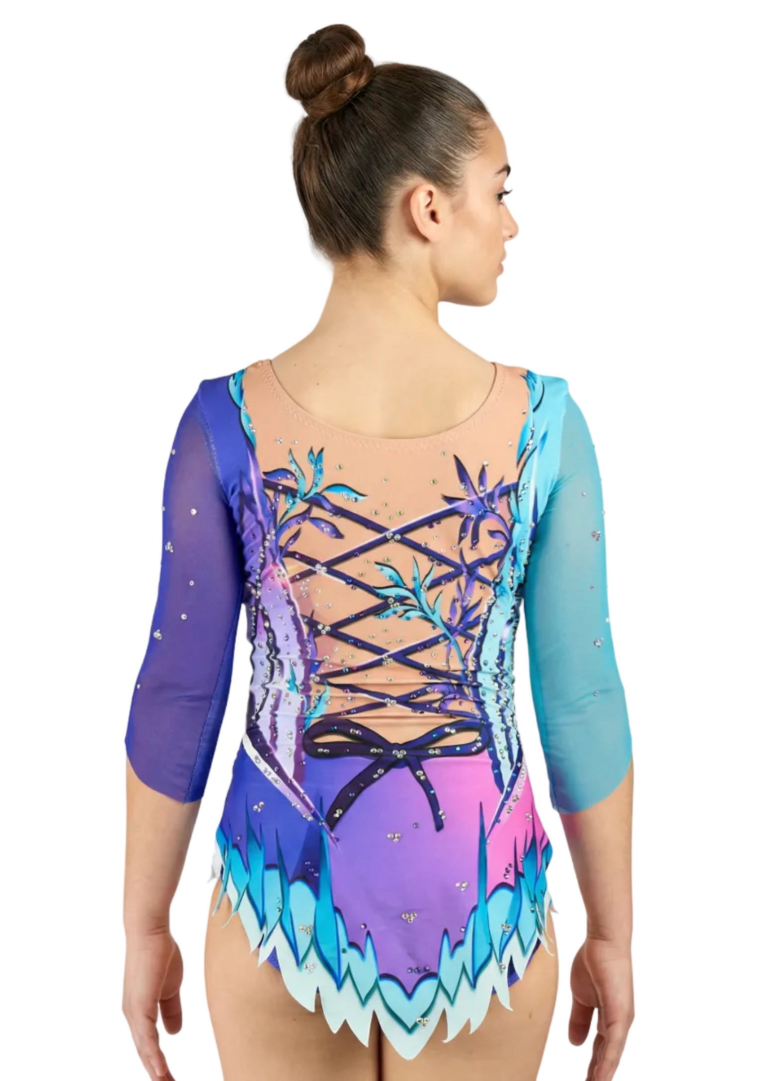 Rhythmic gymnastics leotard in a pink-purple gradient with turquoise sleeves, rhinestones and floral motifs creating a delicate and luminous style.
Turquoise and purple rhythmic leotard with gradients, rhinestones and floral details providing an elegant and fantasy design.
Back of a rhythmic leotard in turquoise and purple tones with mesh, rhinestones and a floral design with printed bows in a magical style.