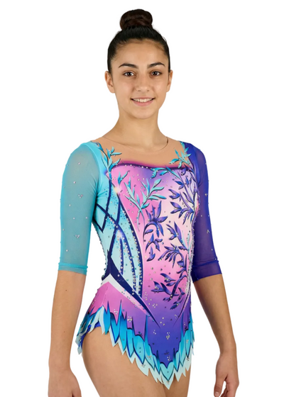 Rhythmic gymnastics leotard in a pink-purple gradient with turquoise sleeves, rhinestones and floral motifs creating a delicate and luminous style.
Turquoise and purple rhythmic leotard with gradients, rhinestones and floral details providing an elegant and fantasy design.
Back of a rhythmic leotard in turquoise and purple tones with mesh, rhinestones and a floral design with printed bows in a magical style.