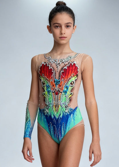 Maillot de gimnasia rítmica verde, azul y rojo con pedrería abundante, transparencias tono piel y una manga larga en estilo fantasía.
Maillot rítmico multicolor con detalles rojos y verdes, pedrería brillante, transparencias tono piel y una manga larga degradada de diseño ornamental.
Espalda de maillot rítmico verde y azul con pedrería dispersa, transparencias tono piel y motivos simétricos en estilo fantasía.
