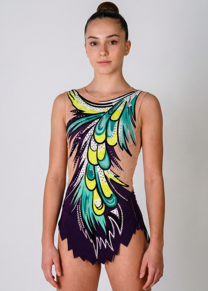 Maillot rítmico morado con transparencias, pedrería y gran diseño verde-amarillo de plumas creando un estilo dinámico y llamativo.
Maillot de gimnasia rítmica morado con transparencias, pedrería y motivo asimétrico de plumas verdes y amarillas en un estilo vibrante.
Espalda de maillot rítmico morado con transparencias, pedrería y gran diseño de plumas verdes y amarillas en un estilo enérgico.