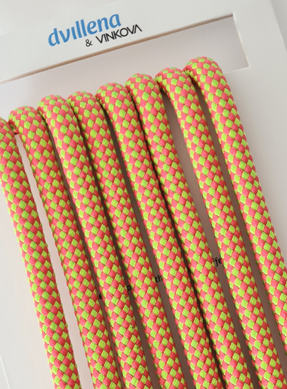Cuerda de gimnasia rítmica bicolor fucsia y verde flúor Dvillena & Vinkova para un rendimiento profesional.