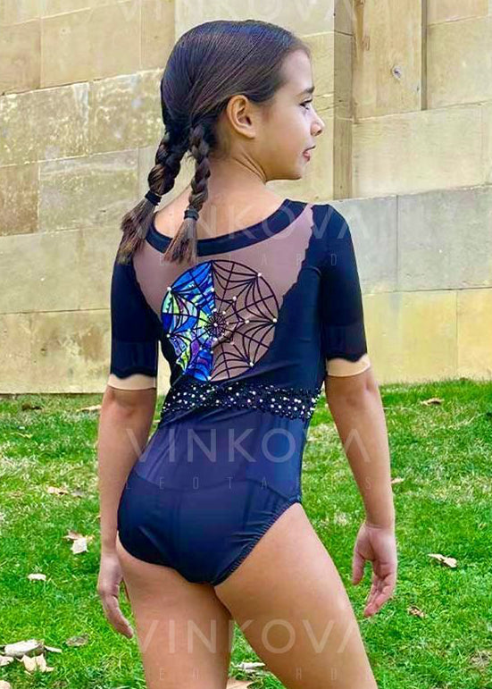 Maillot de gimnasia rítmica manga corta en color azul noche con transparencias y detalles de brillantes.