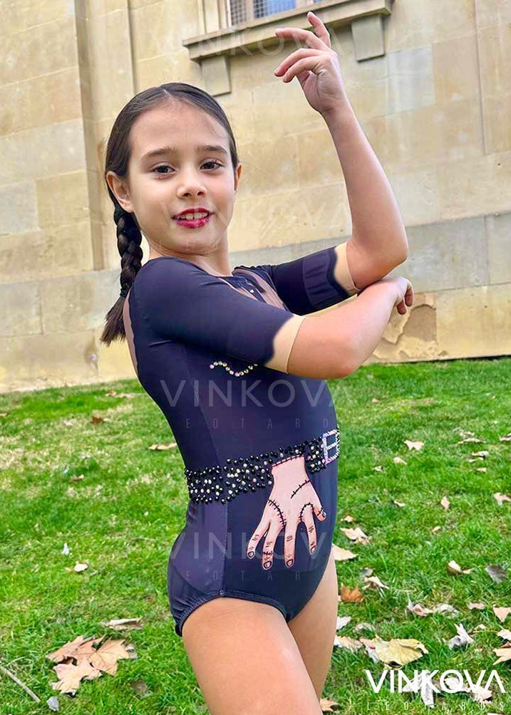Maillot rítmico elástico de temática gótica con falda recta y base color carne para entrenamiento artístico.