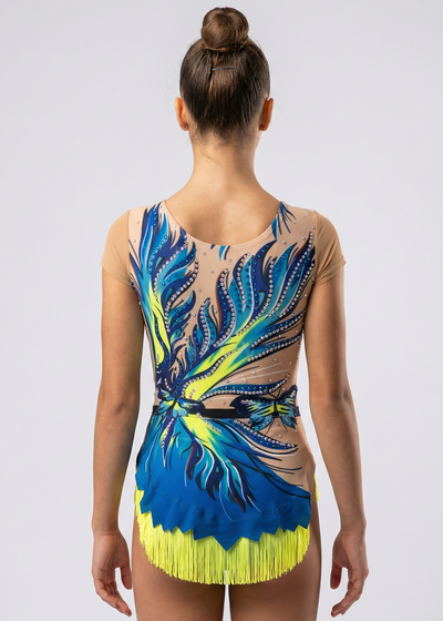 Rhythmic gymnastics leotard in blue and green tones with rhinestones, gradients, and butterflies forming a fluid design on the back.
Light-colored rhythmic gymnastics leotard with intense blues, green details, rhinestones, and curved motifs creating a dynamic style on the back.
Rhythmic gymnastics leotard seen from the back with a light base, scattered rhinestones, and blue and green patterns providing a vibrant effect.