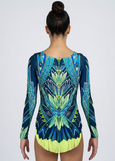 Maillot de gimnasia rítmica en verdes y azules con mangas largas, pedrería abundante y flecos amarillos creando un estilo geométrico vibrante.

Maillot de gimnasia rítmica en tonos verde lima y azul, con pedrería, simetrías marcadas y flecos amarillos aportando un acabado dinámico.

Maillot de gimnasia rítmica visto por la espalda en verdes y azules, con pedrería, mangas largas y diseño geométrico fluido con flecos amarillos.