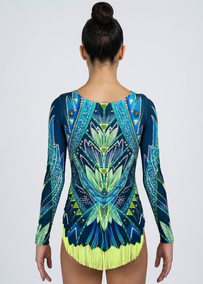 Maillot de gimnasia rítmica en verdes y azules con mangas largas, pedrería abundante y flecos amarillos creando un estilo geométrico vibrante.

Maillot de gimnasia rítmica en tonos verde lima y azul, con pedrería, simetrías marcadas y flecos amarillos aportando un acabado dinámico.

Maillot de gimnasia rítmica visto por la espalda en verdes y azules, con pedrería, mangas largas y diseño geométrico fluido con flecos amarillos.