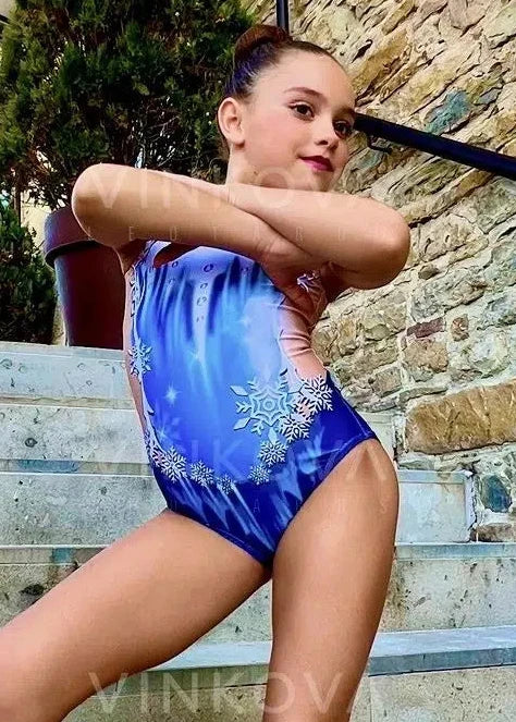 Maillot de gimnasia rítmica de invierno con diseño de copos de nieve, cristales de hielo y degradados azules.