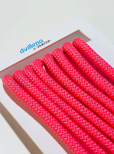 Cuerda de gimnasia rítmica fucsia Dvillena & Vinkova con acabado vibrante para rutinas profesionales.