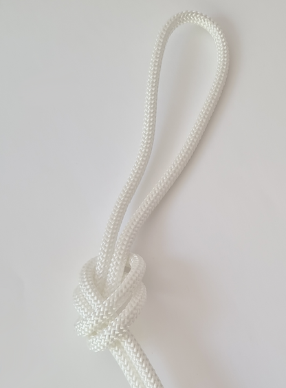 Cuerda de gimnasia rítmica blanca de nylon homologada FIG con trenzado ergonómico de precisión.